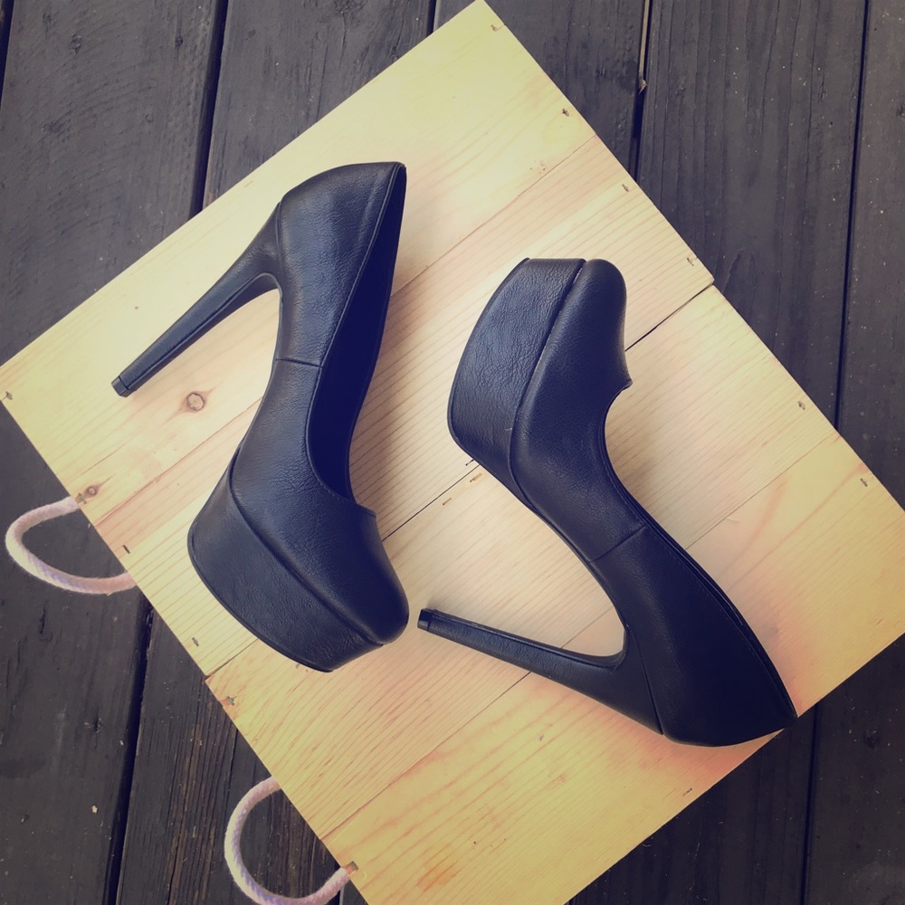 Black pumps